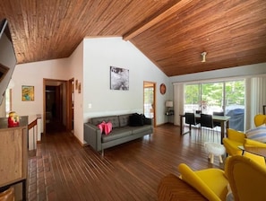 Smart TV, chimenea, futbolito, libros