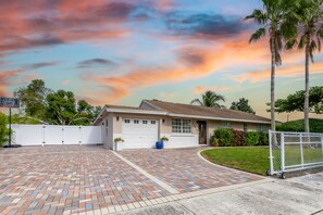 Exterior - 8Ppl, Close beach, BBQ, Gazebo, Top Location (Greenacres)