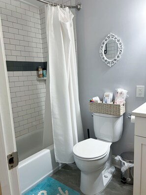 Secadora de cabello, toallas, jabón, shampoo 