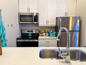 Refrigerador, horno, parrilla de estufa y lavavajillas 