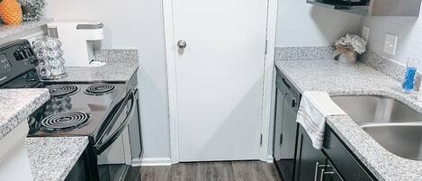 冷蔵庫、電子レンジ、オーブン、コンロ