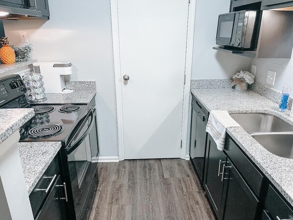 Refrigerador, microondas, horno y parrilla de estufa 