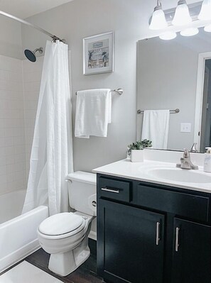Dusche, Handtücher, Seife, Toilettenpapier