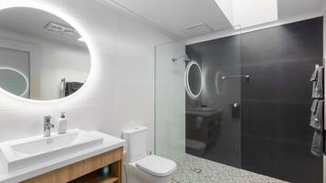 Deluxe Apartment | Bathroom | Free toiletries, soap, shampoo, toilet paper