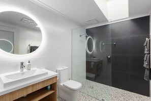 Deluxe Apartment | Bathroom