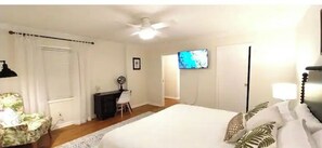 2 chambres, bureau, fer et planche à repasser, lit parapluie