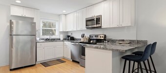 Sleeps 5, 3 Queen Beds, Centrally Located, Near Downtown KC & County Club Plaza