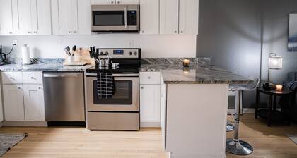 Sleeps 6, 3 Queen Beds, Centrally Located, Near Downtown KC & County Club Plaza