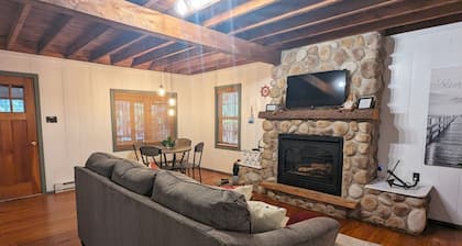 Cottage Close to Lake w Fireplace/FirePit/Wildlife