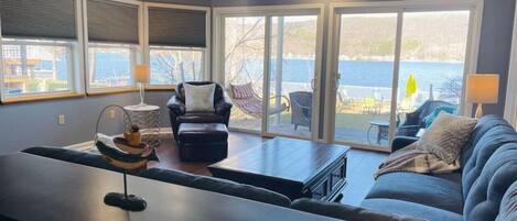 Televisión y chimenea