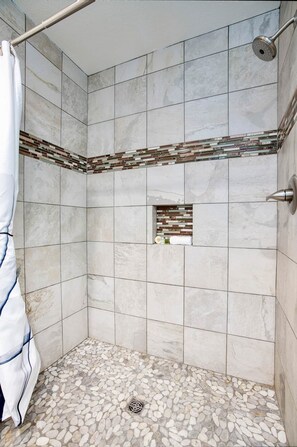 Baignoire, sèche-cheveux, serviettes fournies