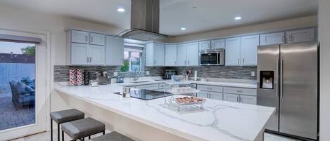 冷蔵庫、電子レンジ、オーブン、コンロ