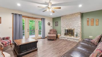 TV, peis, DVD-spiller og bordtennis