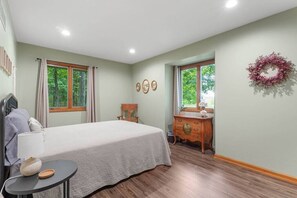 4 bedrooms, desk, iron/ironing board, WiFi