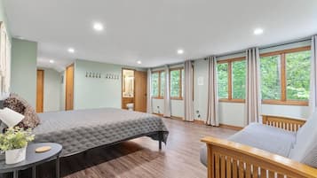 4 soverom, skrivebord, strykejern/-brett og reiseseng for barn