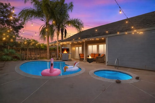 Golden Pool Home, Jacuzzi, Game Room, Arcade, King Size Bed, Fire Pit, BBQ Grill