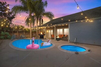 Golden Pool Home, Jacuzzi, Game Room, Arcade, King Size Bed, Fire Pit, BBQ Grill