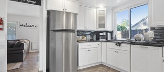 Golden Pool Home, Jacuzzi, Game Room, Arcade, King Size Bed, Fire Pit, BBQ Grill