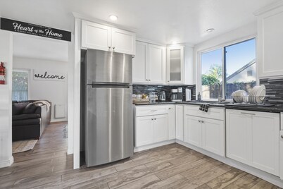 Golden Pool Home, Jacuzzi, Game Room, Arcade, King Size Bed, Fire Pit, BBQ Grill