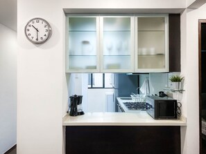 Een koelkast, een magnetron, een oven, een kookplaat