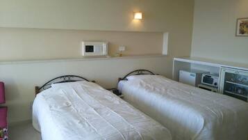 1 bedroom, desk, free WiFi, bed sheets