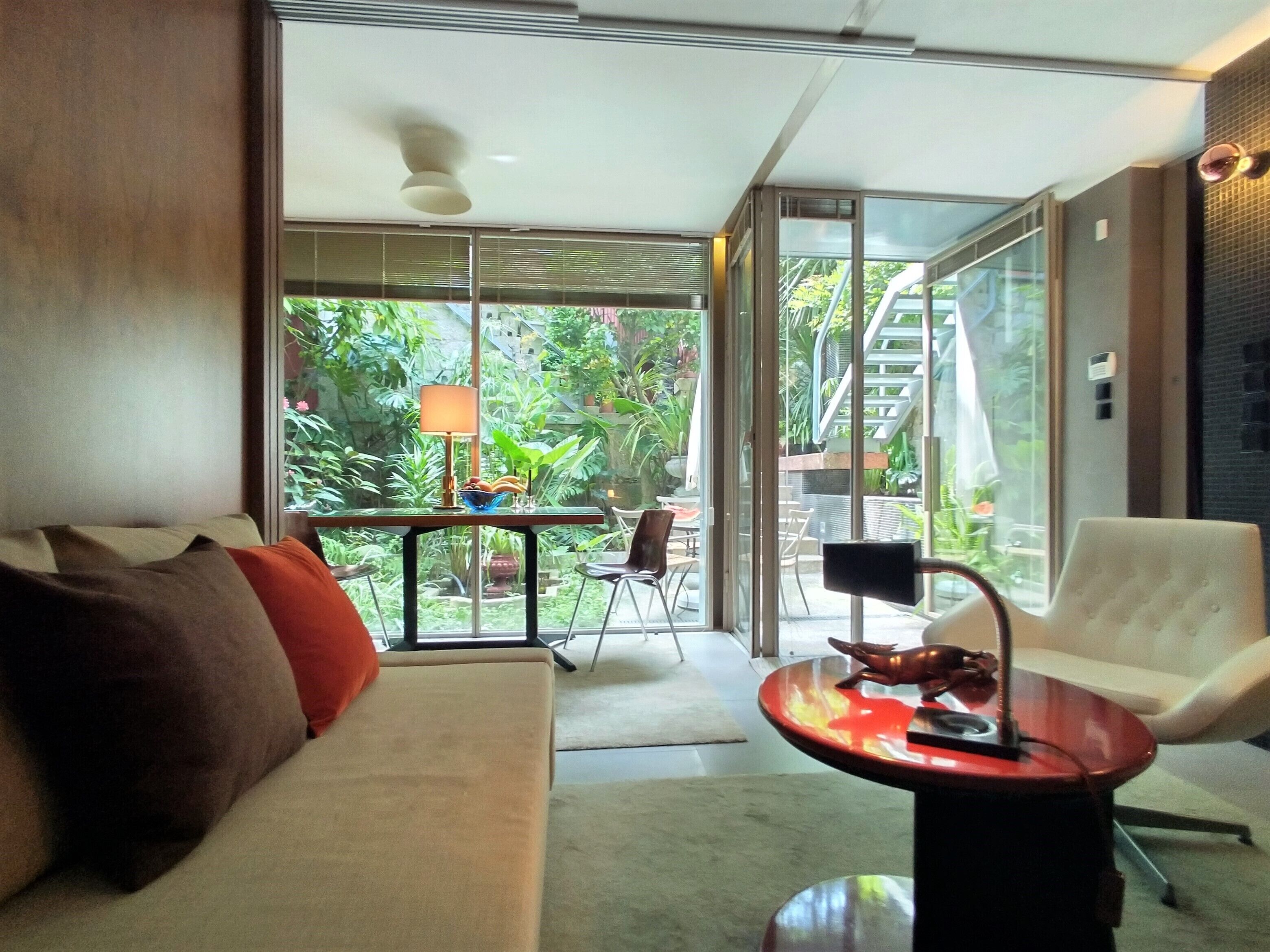 Smart TV, DVD player, books, stereo