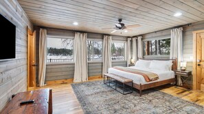 4 bedrooms, desk, iron/ironing board, travel crib