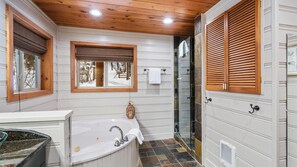 Bathtub, jetted bath, hair dryer, towels - Lakefront Cabin on Blanchard Lake- 5 minutes to Downtown Whitefish (Whitefish)