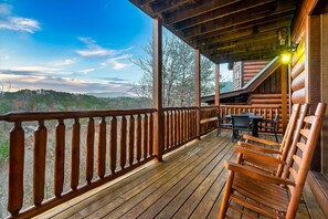 Outdoor dining - Indoor, Outdoor Pool| Mini Golf| Seasons Murals (sevierville)