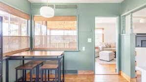 Eine moderne Küche mit Essbereich, Holzböden und Blick zum Wohnzimmer.