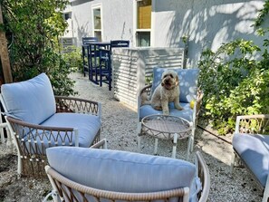 Outdoor dining - The Palm – Bright & Airy Jacksonville Beach Retreat & 7 mins to Mayo (Jacksonville Beach)