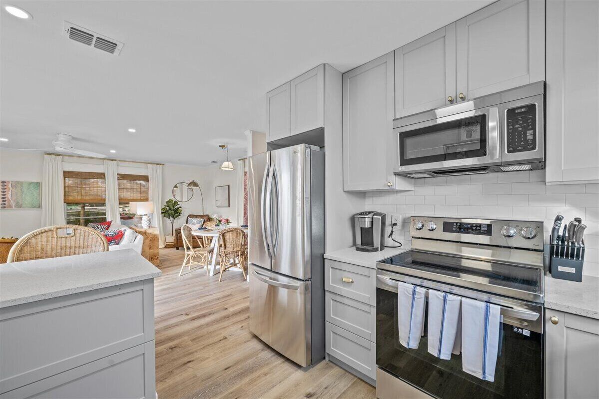 冷蔵庫、電子レンジ、オーブン、コンロ