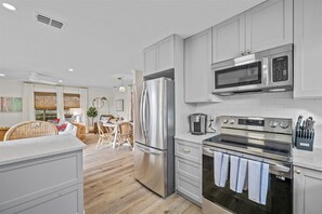 Fridge, microwave, oven, stovetop - The Palm – Bright & Airy Jacksonville Beach Retreat & 7 mins to Mayo (Jacksonville Beach)