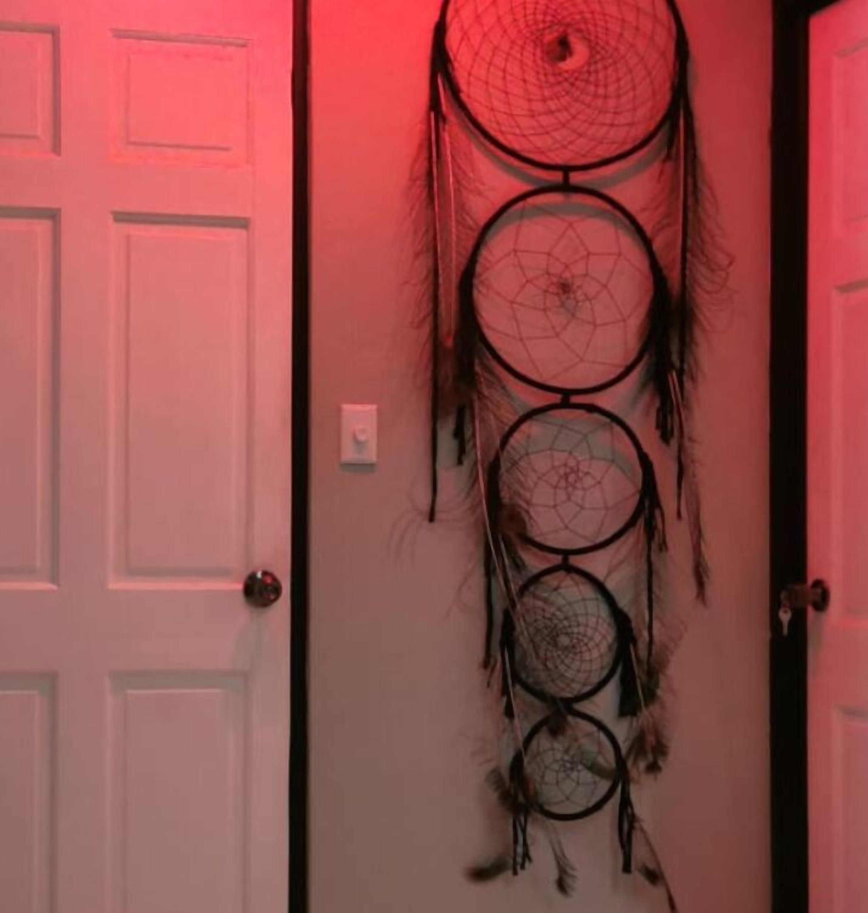 Un mur décoré d’un attrape-rêves.