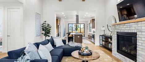 Smart-TV, peis og bøker