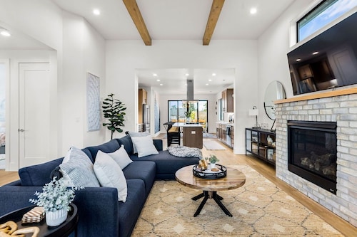 Luxury Modern Farmhouse near DT