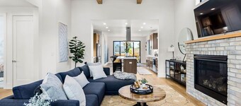 Luxury Modern Farmhouse near DT