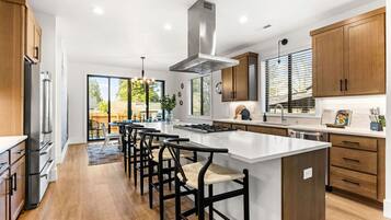 Réfrigérateur, four à micro-ondes, un four, surface de cuisson