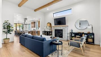 TV connectée, cheminée, livres