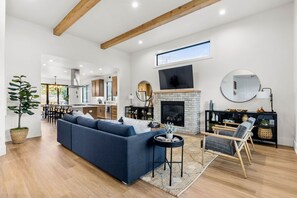 TV connectée, cheminée, livres