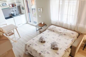 Un dormitori amb un llit, una taula de nit i vistes a l'exterior.