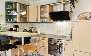 Fridge, microwave, oven, stovetop - Willkommen in der Ferienwohnung Waldblick 18 - Villa Seeadler & Haus Waldblick (Kühlungsborn)