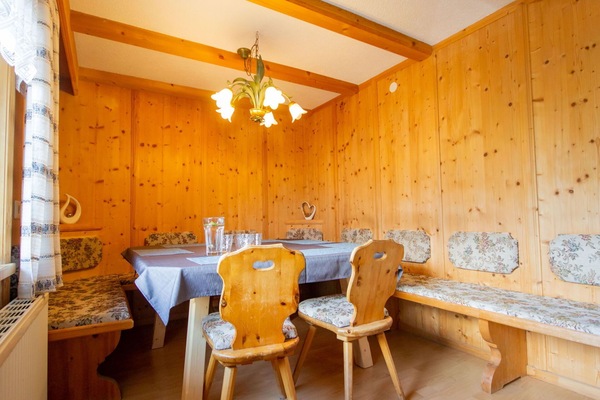 Möbel, Eigentum, Tabelle, Holz, Orange, Interior Design, Stuhl, Flooring, Gebäude, Fussboden
