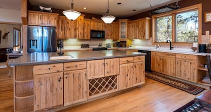 Mountain Lodge with sauna-350 acres. 5 minutes from fishing, kayaking, boating!