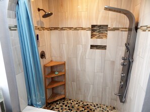 Dusche, Haartrockner, Handtücher, Toilettenpapier
