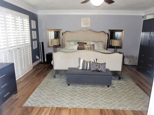 4 bedrooms, desk, iron/ironing board, free WiFi