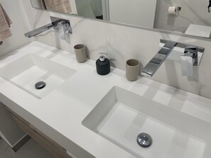Shower, hair dryer, towels - Modern luxurious 3-Bed Apartment in La Quinta Golf (Benahavis)