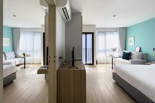 Family Connecting Room | Desk, laptop workspace, iron/ironing board, free WiFi