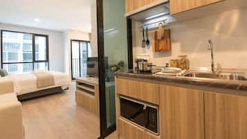Deluxe Room | 1 bedroom, desk, laptop workspace, iron/ironing board