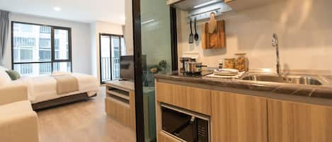 1 habitación, escritorio y espacio para trabajar con laptop